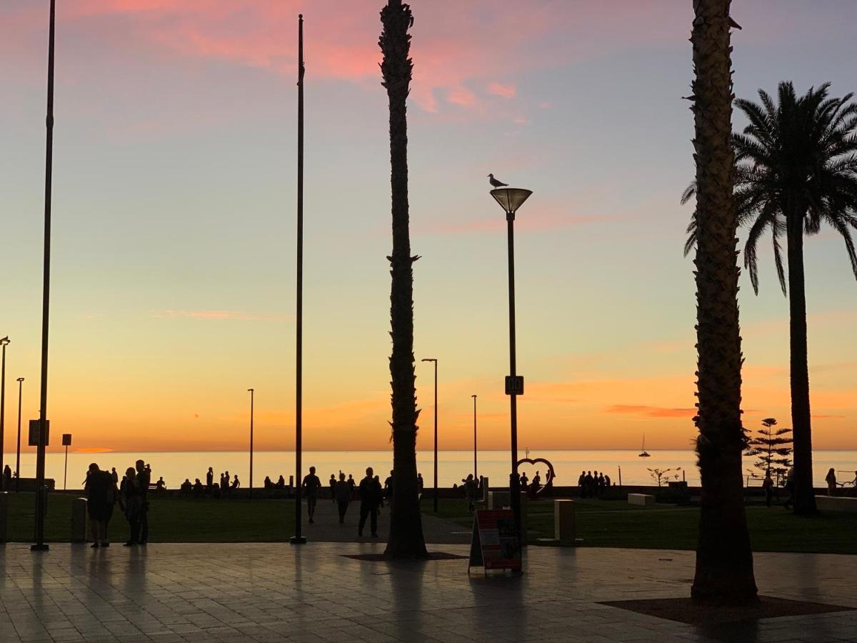Beachside Luxury Apartments One & Two Bedroom In Beachfront Oaks Pier Building Glenelg Exteriör bild