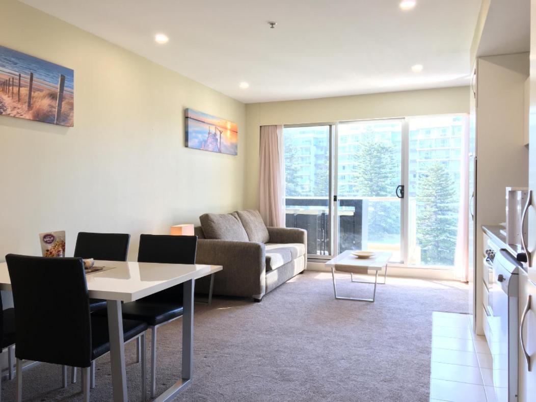 Beachside Luxury Apartments One & Two Bedroom In Beachfront Oaks Pier Building Glenelg Exteriör bild