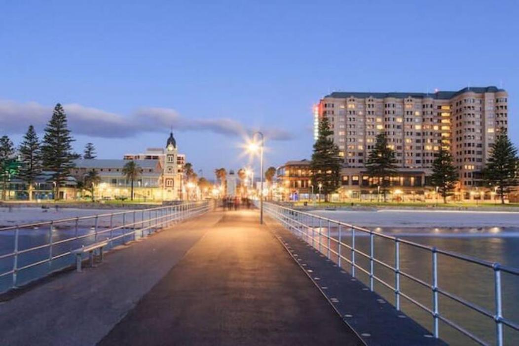 Beachside Luxury Apartments One & Two Bedroom In Beachfront Oaks Pier Building Glenelg Exteriör bild
