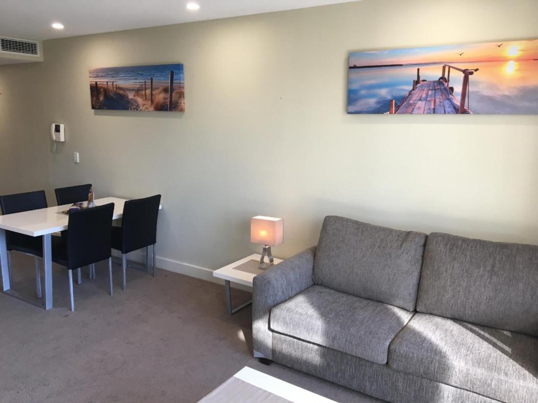 Beachside Luxury Apartments One & Two Bedroom In Beachfront Oaks Pier Building Glenelg Exteriör bild