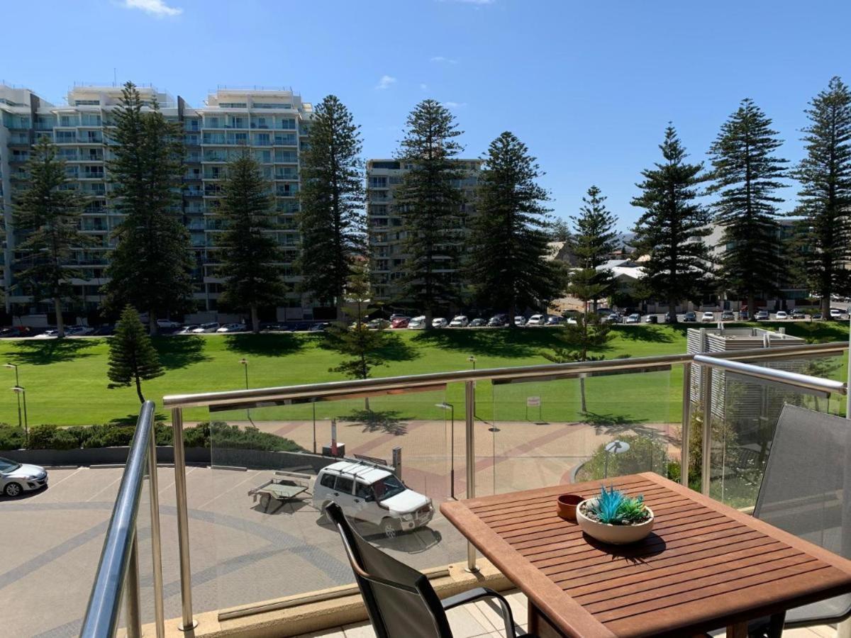 Beachside Luxury Apartments One & Two Bedroom In Beachfront Oaks Pier Building Glenelg Exteriör bild