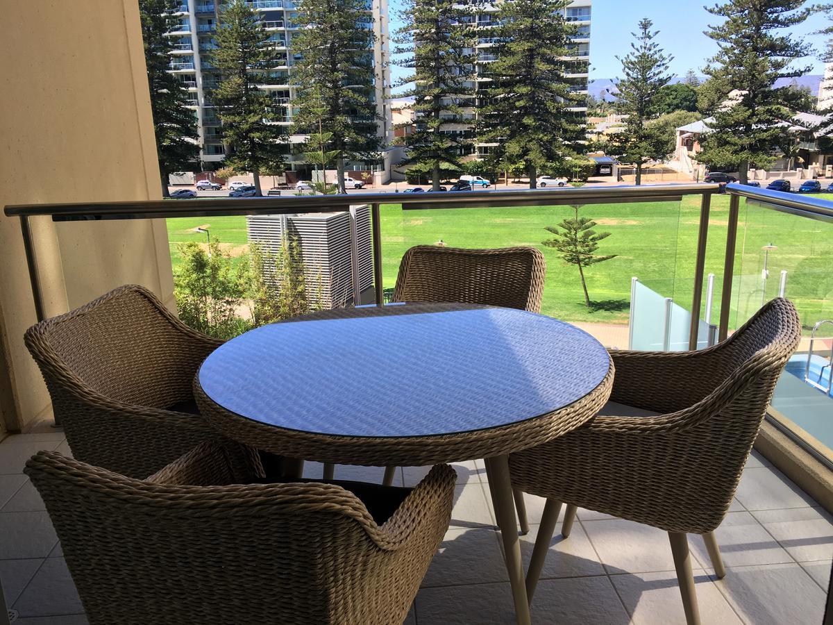 Beachside Luxury Apartments One & Two Bedroom In Beachfront Oaks Pier Building Glenelg Exteriör bild
